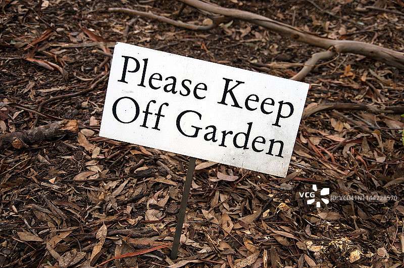 花园床上的“请勿入内”标牌图片素材