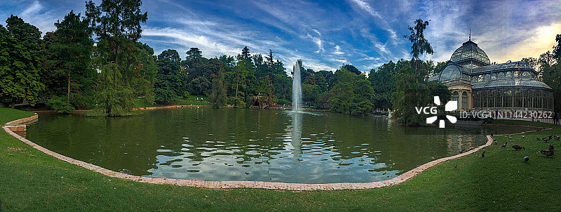 西班牙马德里丽池公园图片素材