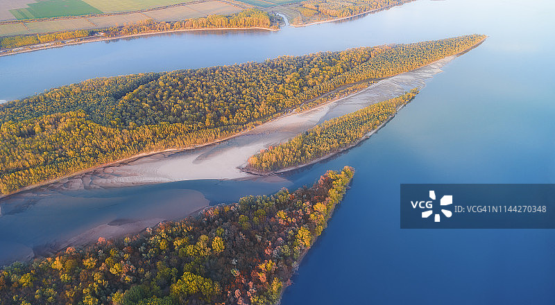 秋季日落时分多瑙河鸟瞰图片素材