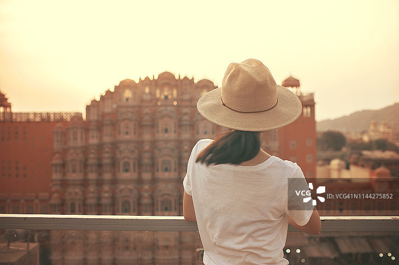 美丽的亚洲女性在印度斋浦尔粉红之城哈瓦 Mahal 观光和日落图片素材