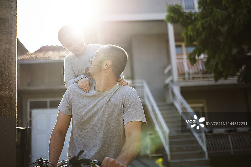 父子骑自行车。图片素材