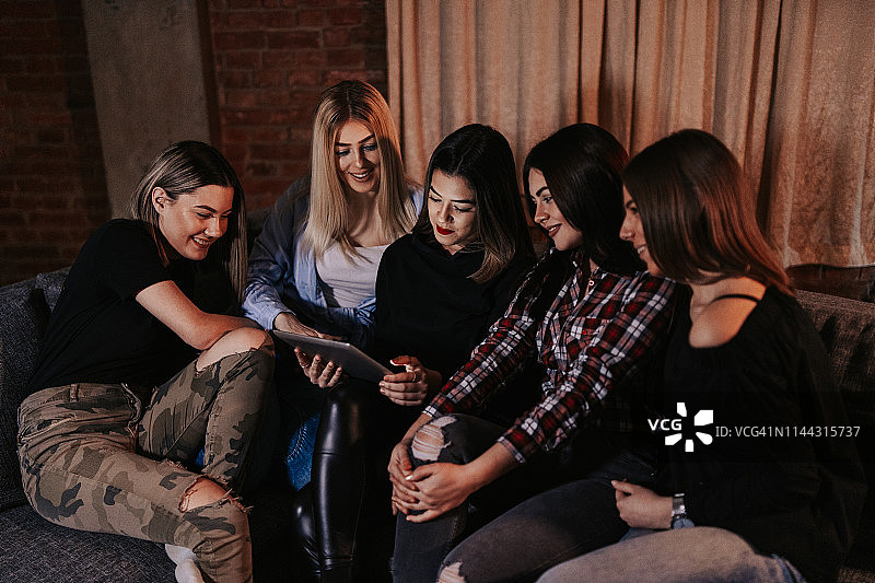 朋友们在家里玩得开心图片素材