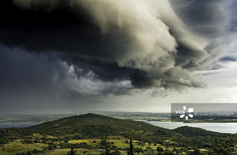 葡萄牙瓜迪亚纳河上的深色风暴云图片素材