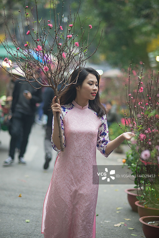 身穿传统服装的越南女孩图片素材