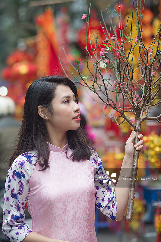 身穿传统服装的越南女孩图片素材