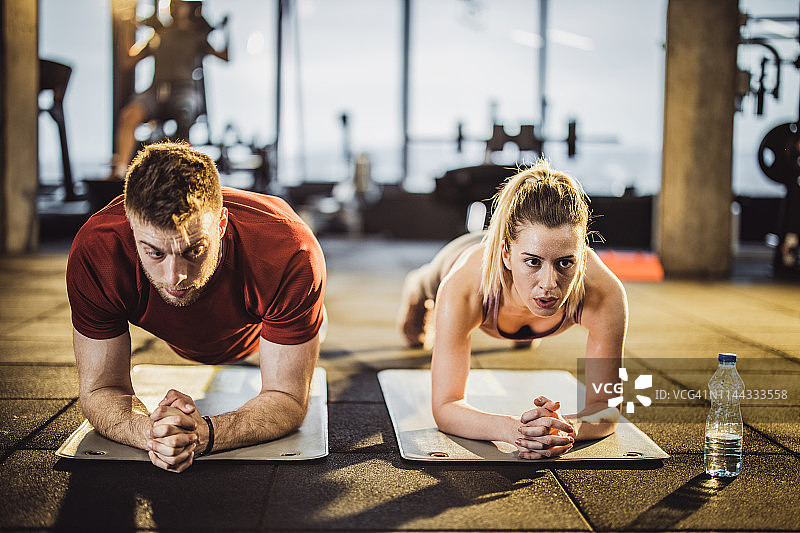 健身房里做平板支撑的情侣图片素材