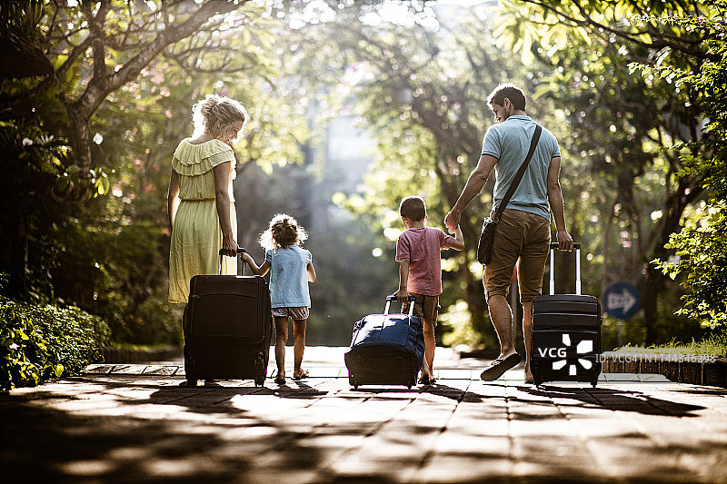 一家人在大自然中拖行李的背影图片素材