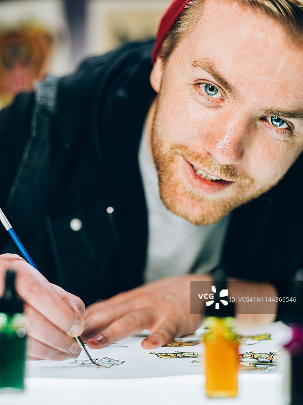 纹身师在工作室创作图片素材