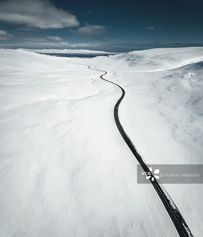 冰岛蜿蜒的公路航拍图片素材