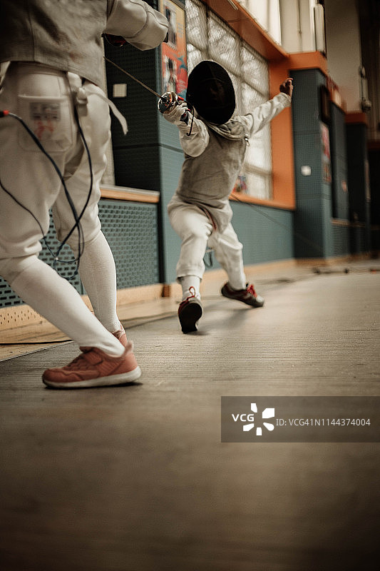 准备防御的击剑手图片素材