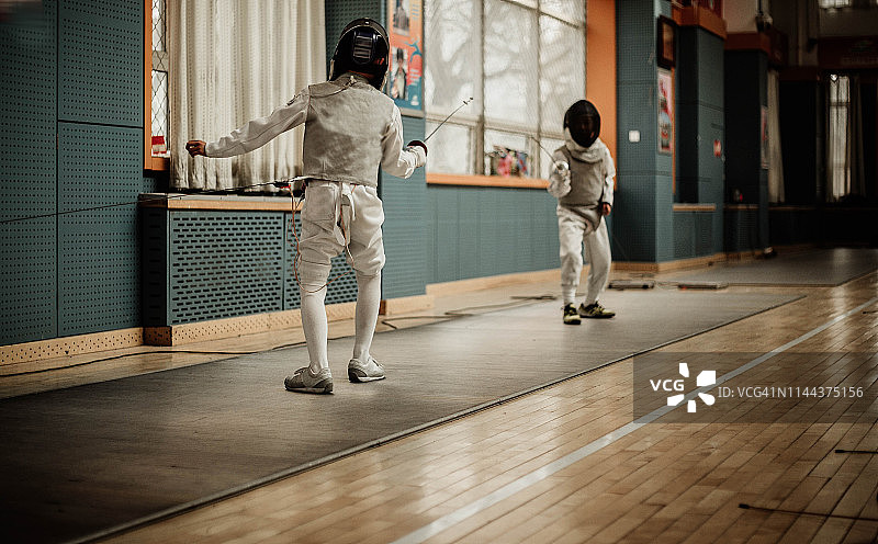 年轻的击剑运动员图片素材