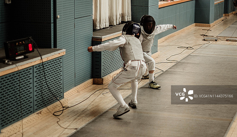 年轻的击剑运动员图片素材