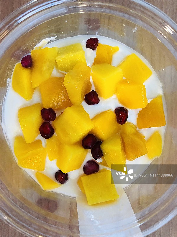 希腊酸奶、芒果和石榴图片素材