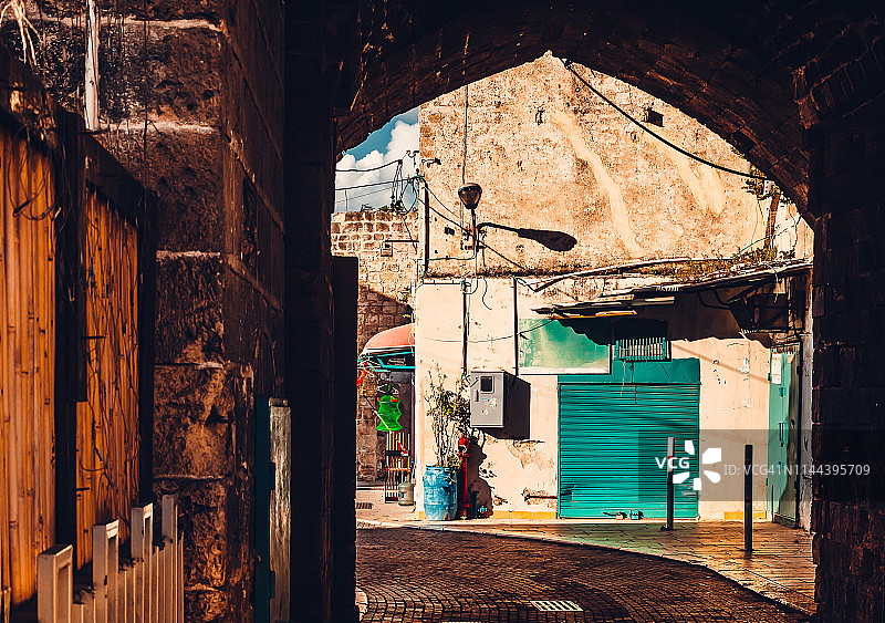 阿科古城，街道与绿松石色大门图片素材