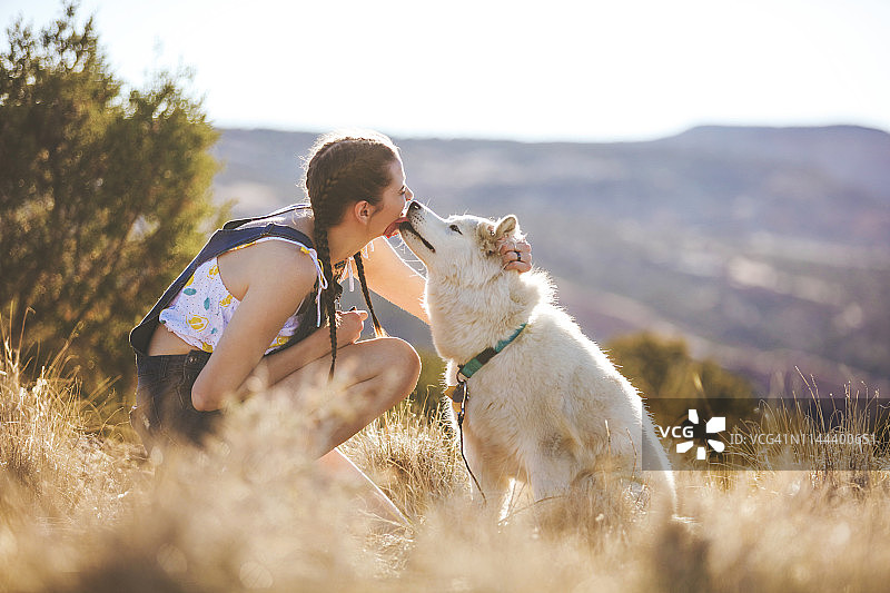 充满活力的青少年女性在科罗拉多州户外与哈士奇犬一起探索荒野系列图片素材