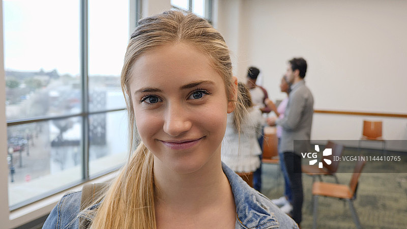 微笑的少女图片素材