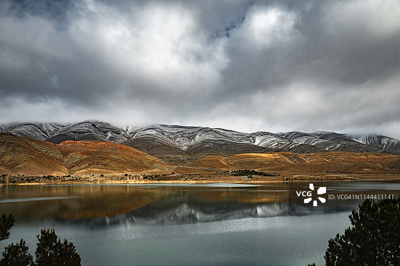 非洲摩洛哥山区提斯利特湖的自然全景图片素材