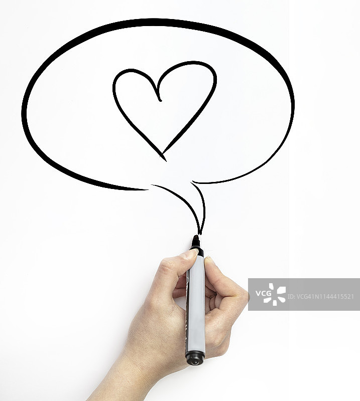 在白纸上手绘带有对话气泡和红心的图案图片素材