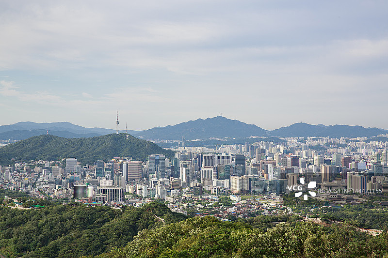 韩国首尔城市风光：南山塔和北岳山图片素材