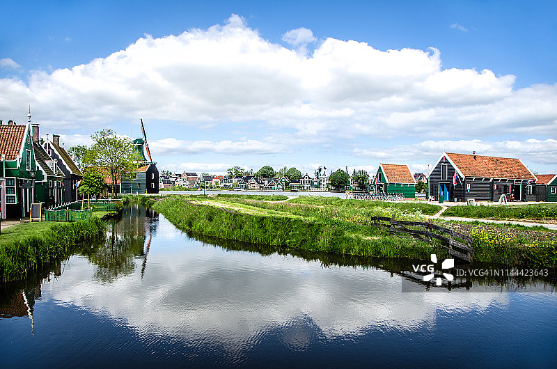荷兰桑斯安斯风车村宁静街区图片素材