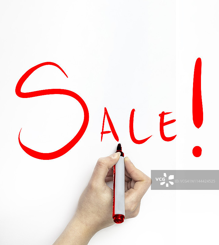 用马克笔在白纸上手写“SALE”图片素材