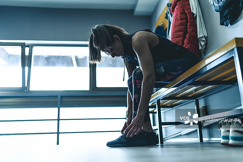女健身教练准备训练课程图片素材
