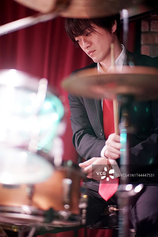 在舞台上打鼓的鼓手图片素材