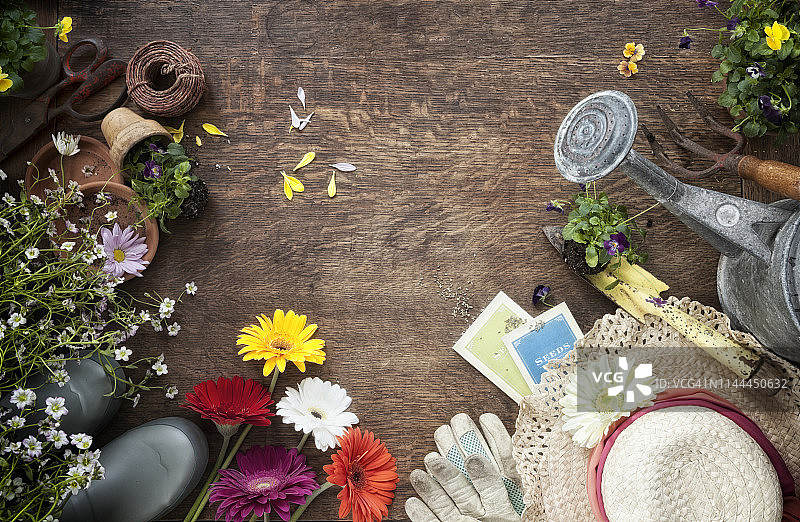 园艺工具和鲜花背景图片素材