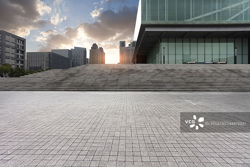 上海浦东的世纪广场综合体，在黄昏时分图片素材