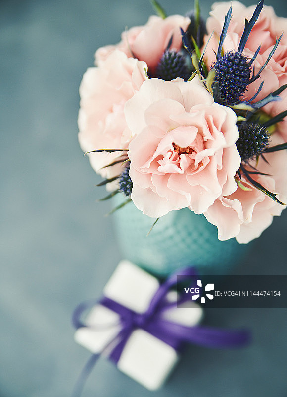 母亲节的粉色玫瑰花束和礼物图片素材