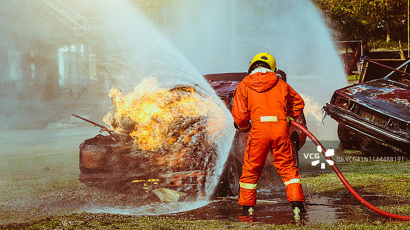 消防员灭火行动，高压喷嘴喷水灭火，消防员扑灭房屋火灾图片素材