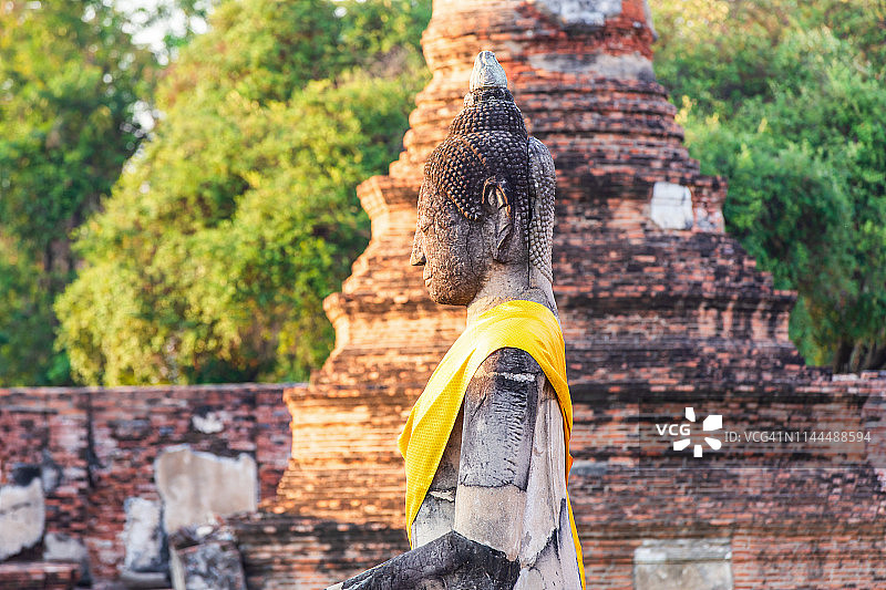 大城府玛哈泰寺树根下的佛像头部图片素材