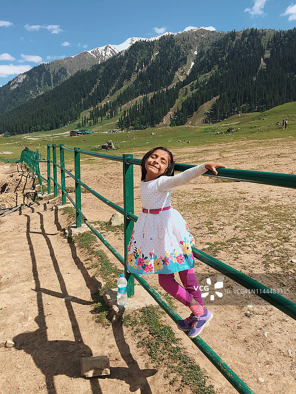 在克什米尔享受暑假的年轻女孩图片素材