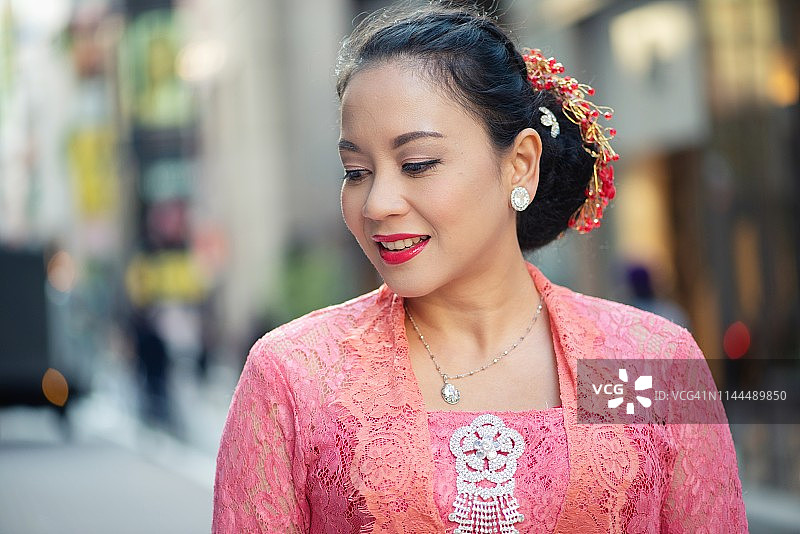 街头人像：身着传统服饰的女子图片素材