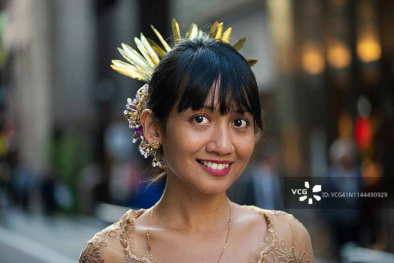 身穿传统服装的女人肖像图片素材