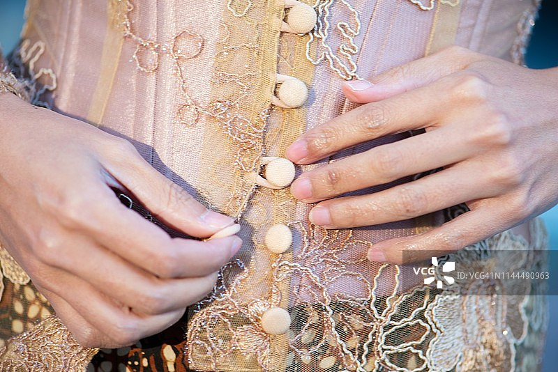 女人穿衣的手部特写图片素材
