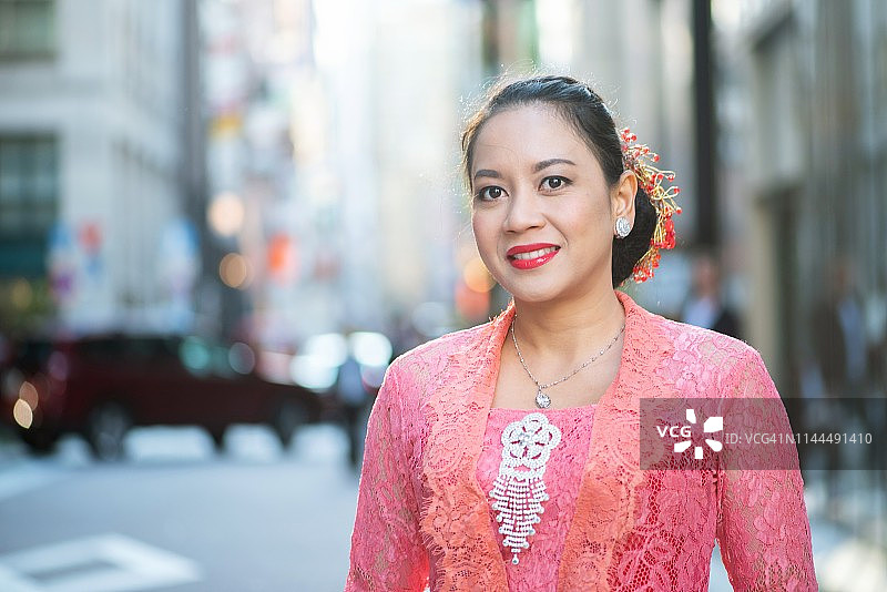 街头人像：身着传统服饰的女子图片素材