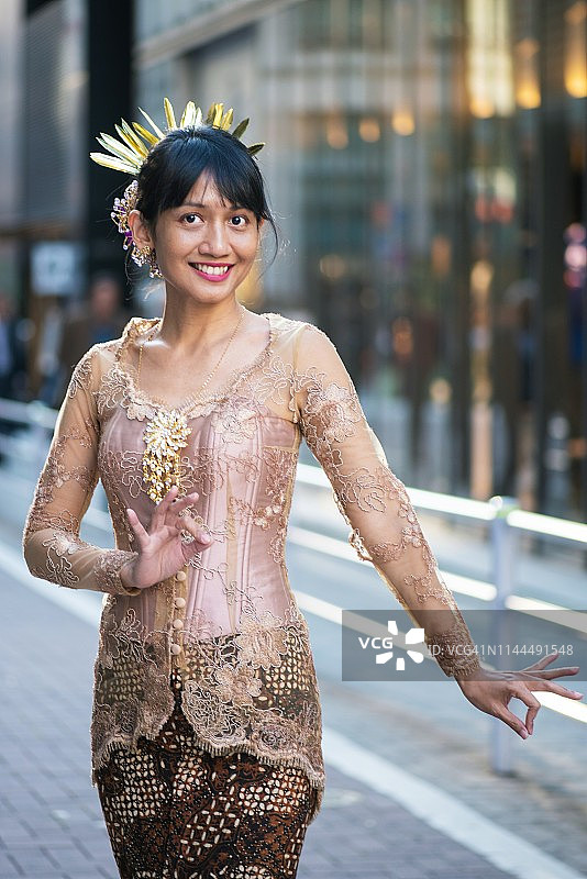 身穿传统服装的女人肖像图片素材