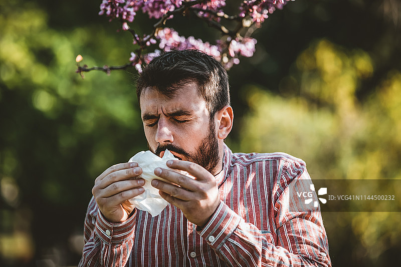 户外过敏的年轻男人图片素材