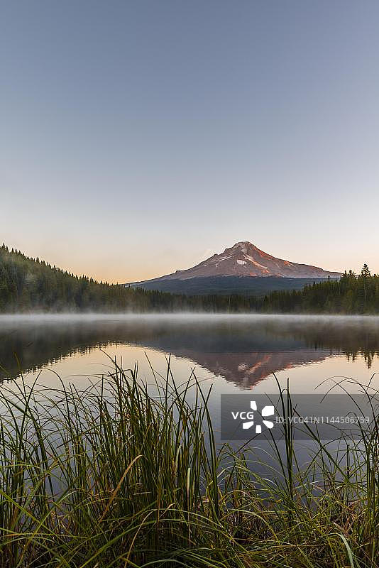 美国俄勒冈州特里利姆湖胡德火山日出倒影图片素材