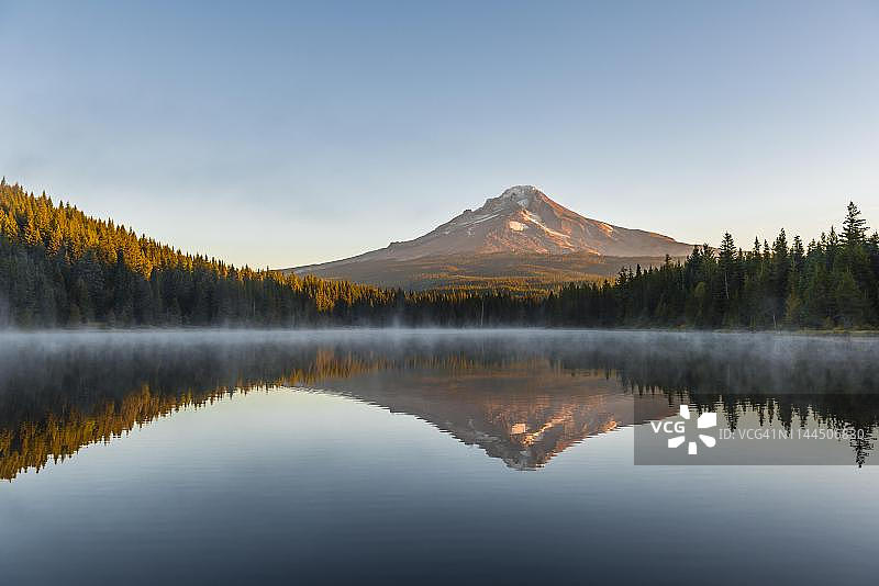 美国俄勒冈州特里利姆湖胡德火山日出倒影图片素材