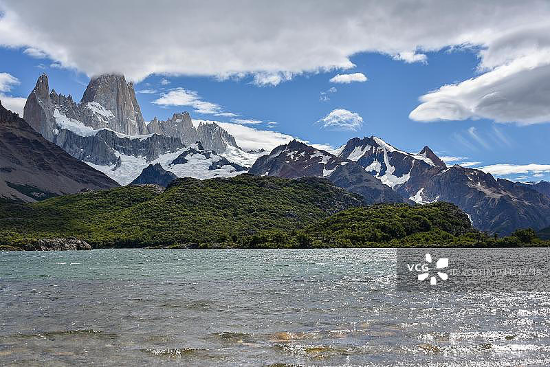 菲茨罗伊峰山群与蓝色泻湖，阿根廷巴塔哥尼亚冰川国家公园，安第斯山脉图片素材