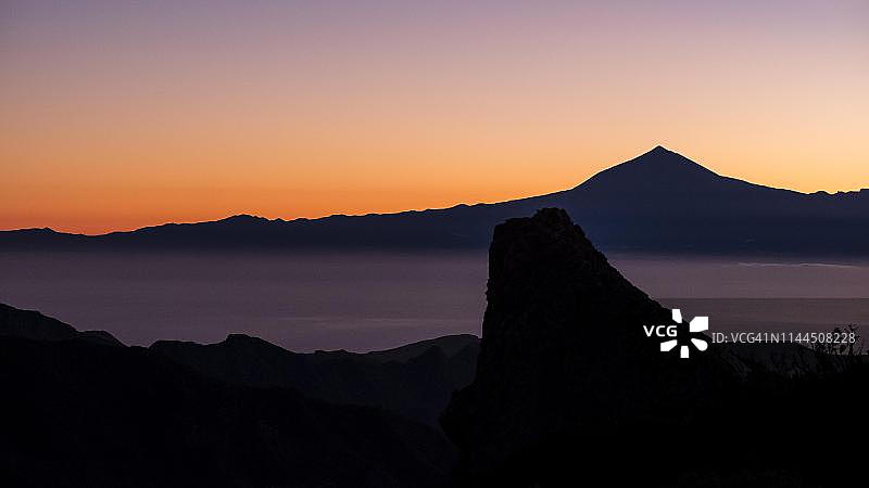 日出时洛斯罗克斯的岩石塔，特内里费岛泰德火山的景色，洛斯罗克斯自然纪念碑，拉戈梅拉岛，加那利群岛，西班牙图片素材