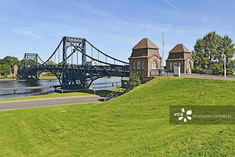 德国下萨克森州威廉港的威廉皇帝桥及桥屋图片素材