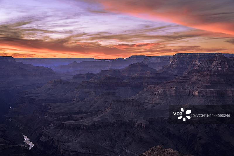 大峡谷日落景观，科罗拉多河，利潘角，美国亚利桑那州大峡谷国家公园南缘图片素材