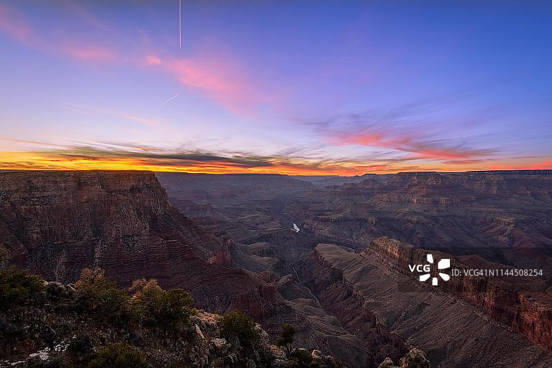 大峡谷日落景观，科罗拉多河，利潘角，美国亚利桑那州大峡谷国家公园南缘图片素材