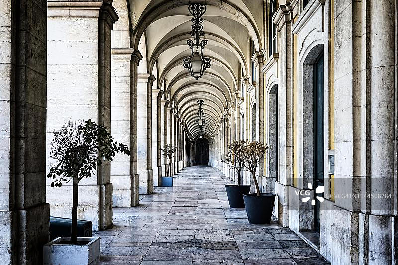 葡萄牙里斯本商业广场的拱廊图片素材