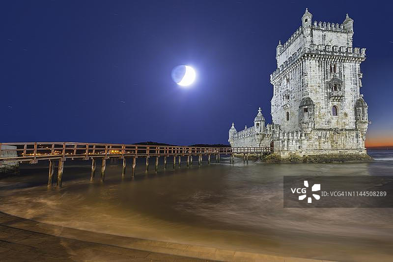 夜晚的贝伦塔，圣文森特塔，位于葡萄牙里斯本贝伦区图片素材