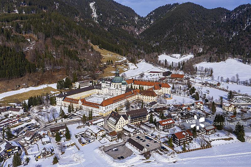 冬季埃塔尔本笃会修道院鸟瞰，德国巴伐利亚州图片素材