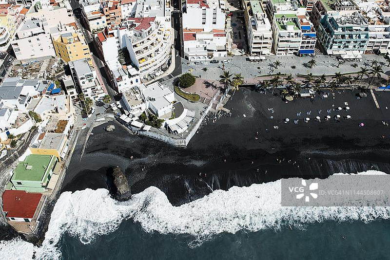 西班牙加那利群岛拉帕尔马岛西海岸的黑沙滩，纳奥斯港海滩图片素材